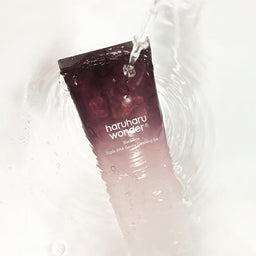 Haruharu Wonder cleansing gel packaging with water droplets on a white background